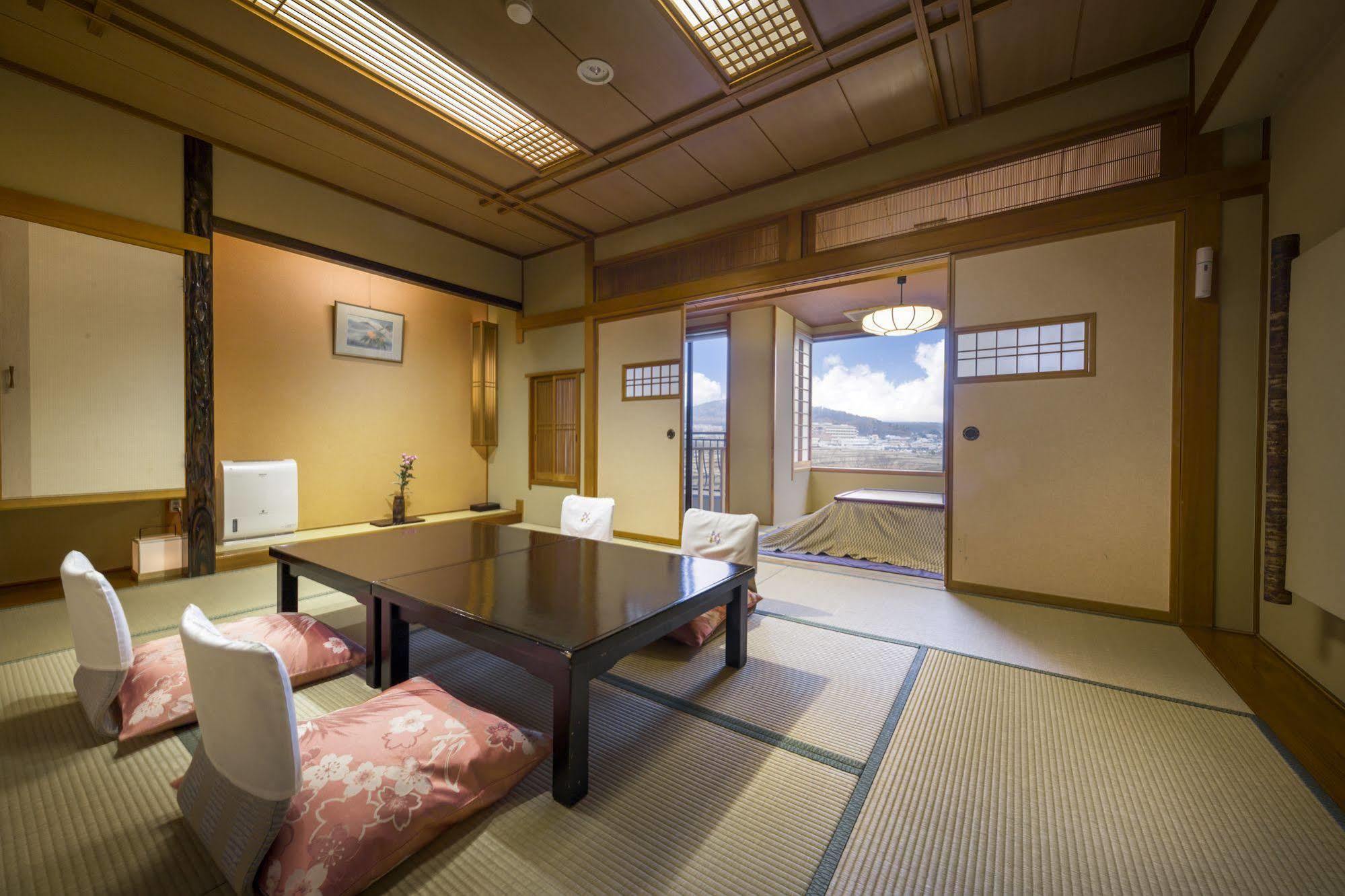 Hotel Kaneyamaen Fujiyoshida Esterno foto